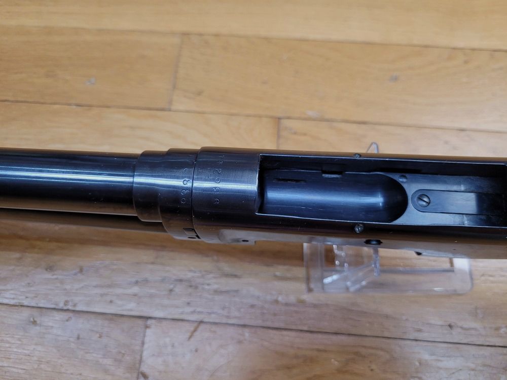 Fucile a Pompa Iconico Winchester modello 1897 – Take Down – Modello noto come »Riot Gun« – Marcatura State Police dell'Illinois! – Cal. 12/70 – 6+1 – Cat. B. – Condizioni superbe! – TBE++, immagine 20 di 33