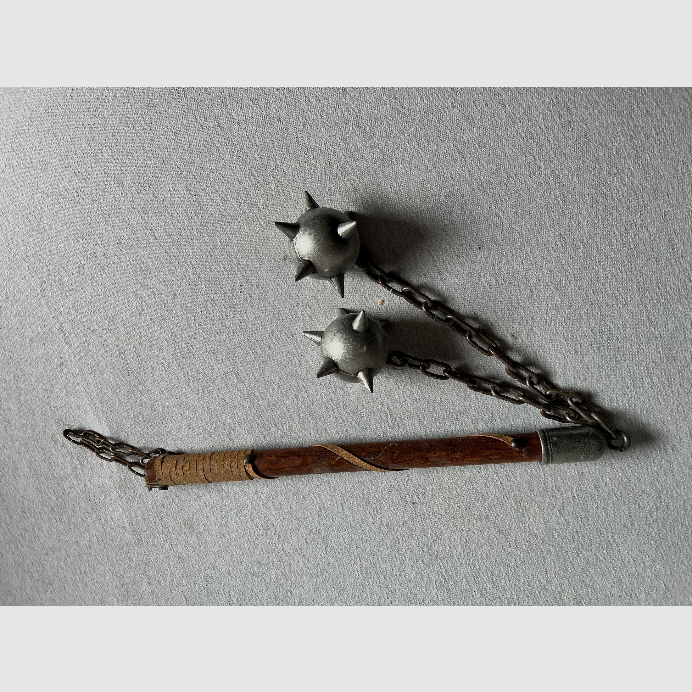 Grande collezione di armi decorative – spade, pistole a pietra focaia, fucili ad avancarica, alabarda, martello da guerra – liquidazione della collezione