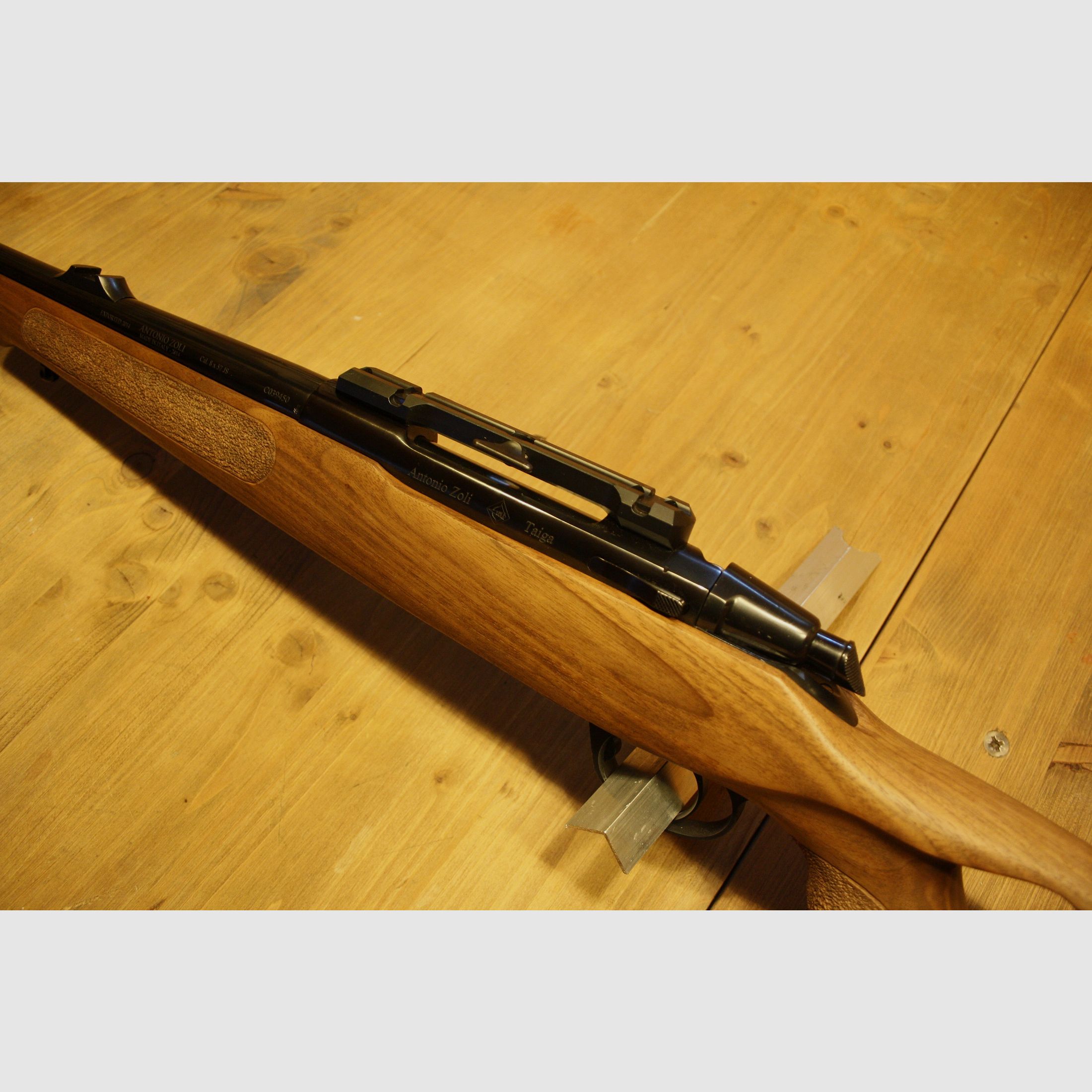 Repetierowa broń Zoli AZ1900 Taiga 8x57IS ręczny zamek z orzechowym uchwytem