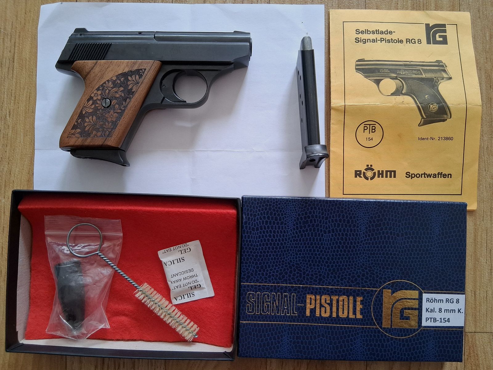 Collectionneurs attention !!! Röhm RG 8 (PTB-154), plaquettes en bois, chargeur de rechange, État TOP, jamais tiré