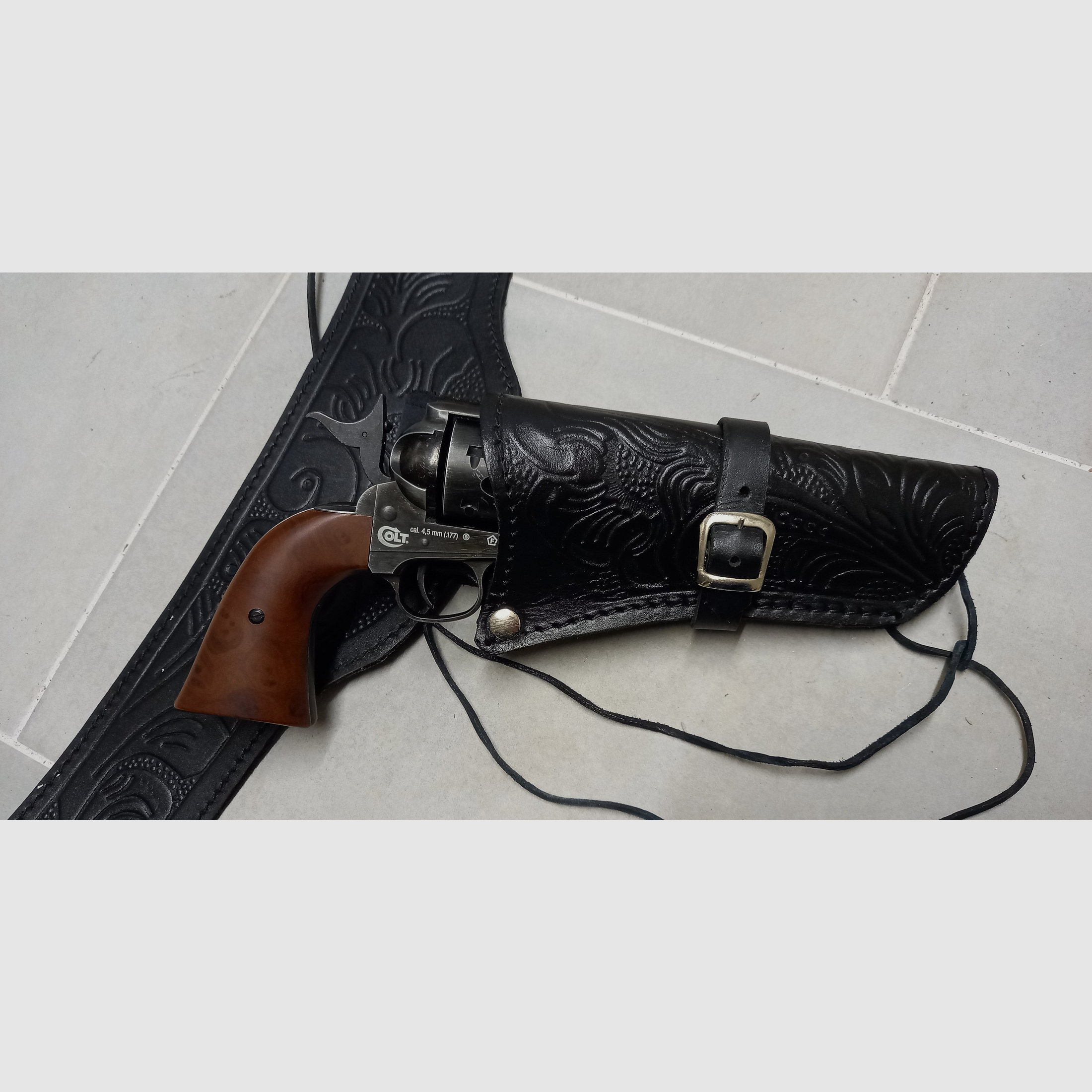 Sehr schöner langer Leder Westerngürtel mit Halfter 