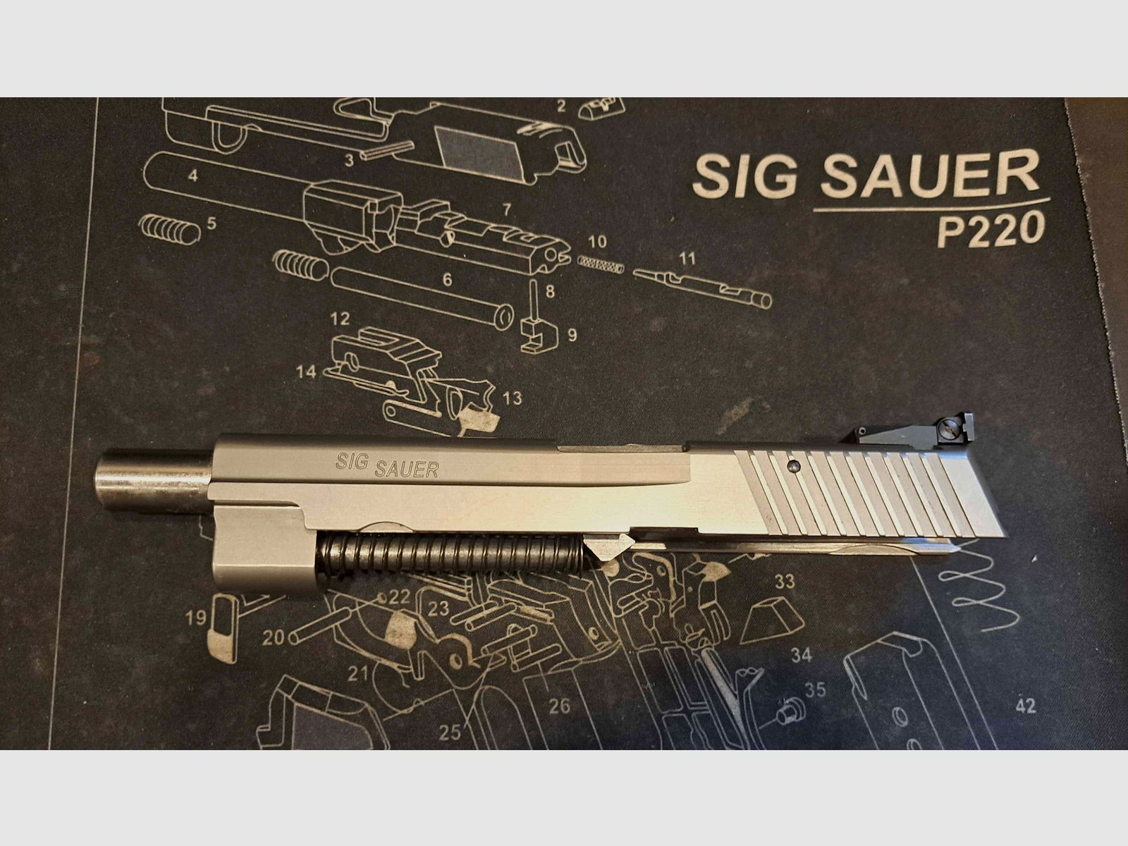 Sig Sauer P220 Sport, immagine 5 di 6