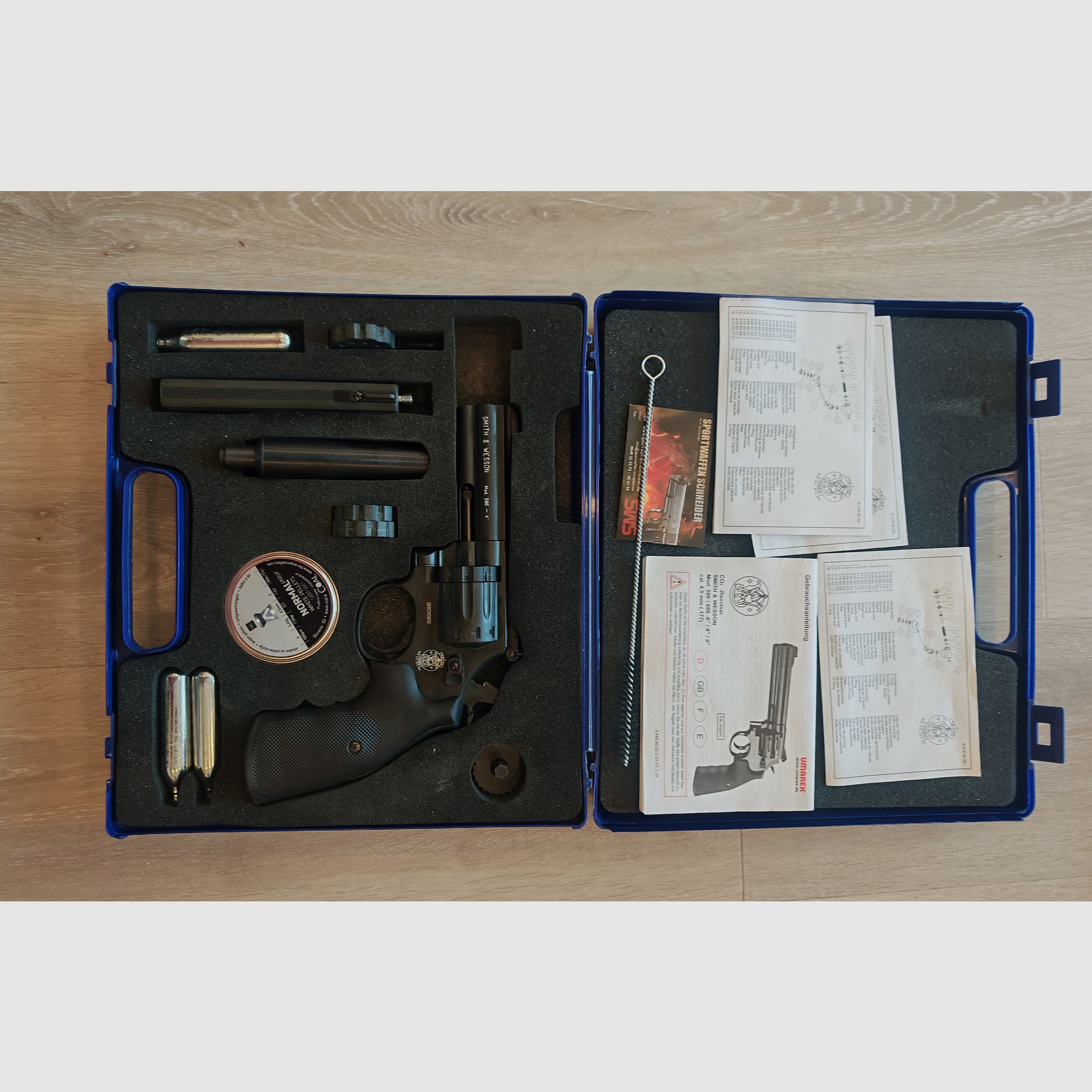 Smith & Wesson 586 revolver Co2. Longueur de canon de 6 pouces + 3,5 pouces, silencieux, 4,5 mm, mallette.