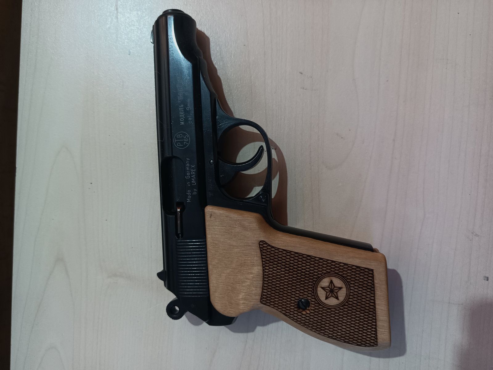 Pobjeda (Makarov) Cal. 9 mm P.A.K., poignées en bois, chargeur de rechange, par Umarex