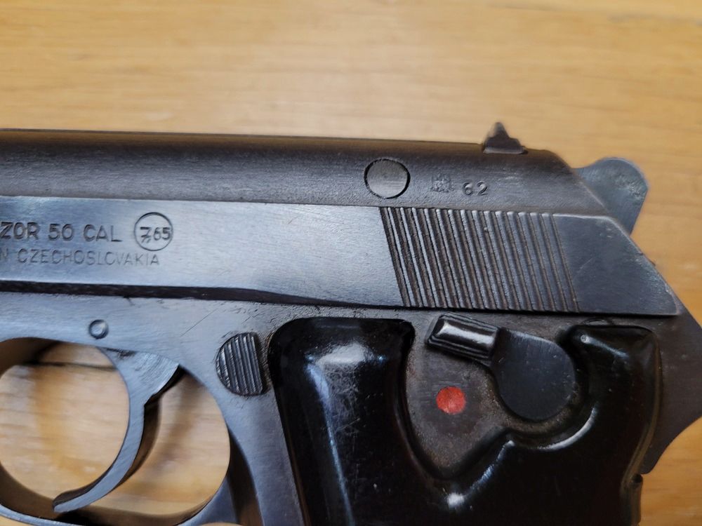 Schöner tschechischer Pistol VZ 50 oder VZOR 50 – Kal. 7,65 Br – 8 Schuss – Ganz aus gutem Stahl des Eisernen Vorhangs – Exemplar von 1962 – Mechanik einwandfrei – Schöne Brünierung – Schöne tschechische Waffe in TBE+, Bild 5 von 17