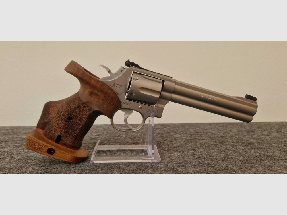 Smith & Wesson	 686-3 Target Champion