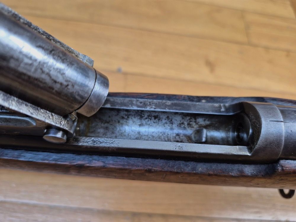 Unauffindbares russisches Regulierungsgewehr Berdan Nr. 1 Modell 1868 – Kal. 4,2 Linien – Sehr seltene Produktion Colt Hartford von 1869/70 – Nur 30.000 Waffen – Ausgangspunkt aller modernen russischen Waffen – Nussbaumholz TBE – Exzellente unberührte Mechanik – Schöne Brünierung und Marmorierung im Verschluss – Wunderschöner Lauf – Ausgezeichneter Allgemeinzustand – Eine der größten Raritäten der regulären Waffen des 19. Jahrhunderts – TBE++!, Bild 23 von 39