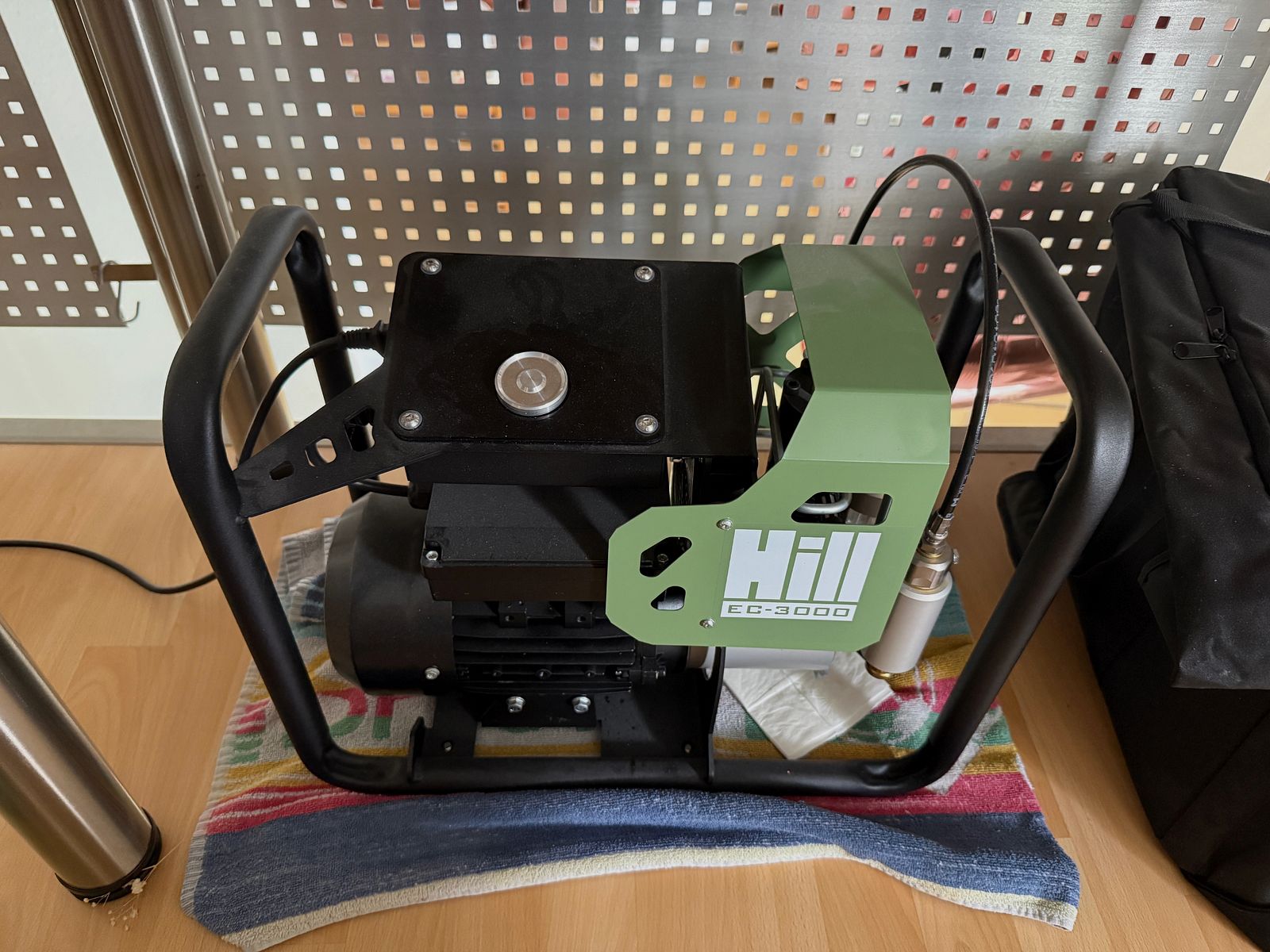 Weihrauch HW 100 con culata agujereada y mucho accesorio