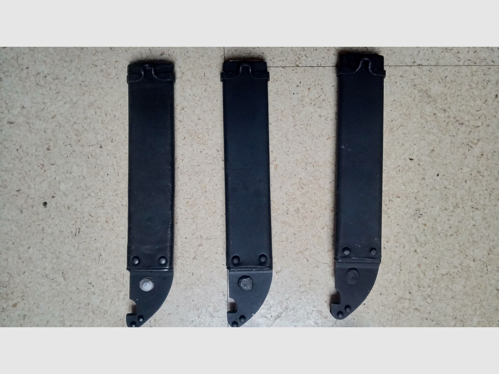 3 Rumänische 6h3 (6x3) AK Bajonette komplett inkl. Gummi Isolator und Leder Frosch  // AKM Bakelit Vintage