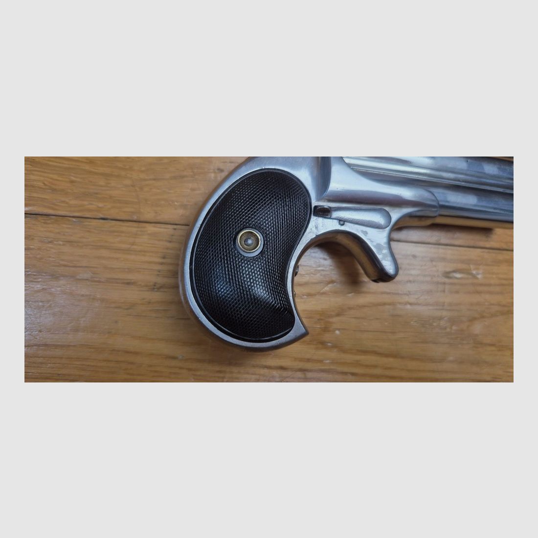 Iconico pistola doppia Derringer Remington M95 – Cal. 41 a percussione .41RF – raro e ricercato Tipo I tardo – L'arma dei saloon del 1870/1880! – Ottima finitura nichelata originale – Eccellente stato meccanico – Buone canne – Eiezione perfetta – Impugnature in ebonite in ottimo stato – Solo 14.000 esemplari! – Un "joker" nella manica di un as in ottimo stato – TBE+/TBE++, immagine 14 di 22