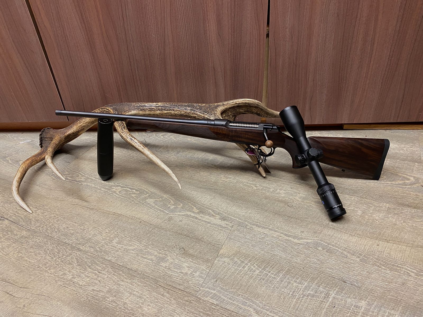 Sauer 101 Artemis VS, links, mit Zeiss Conquest V6 2-12x50 M, mit Schiene