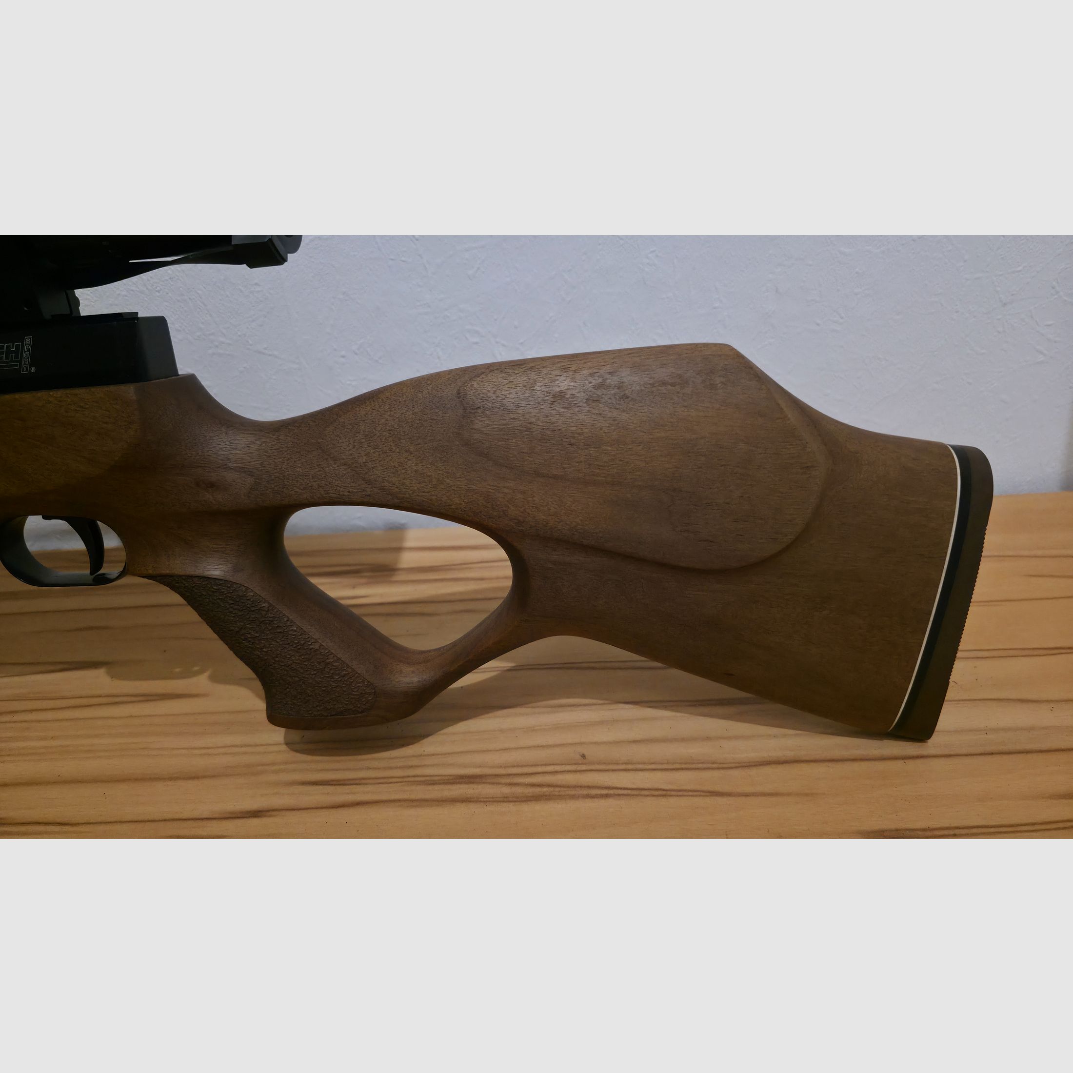 Weihrauch HW 100 T 4,5mm met demper en Hawke richtkijker 6-24x50 Compact