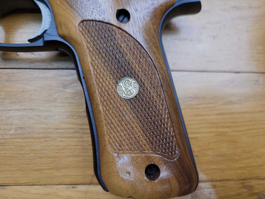 Schöner Smith&Wesson mod 422 – Kaliber 22LR – in 4,5 Zoll – ganz aus Stahl – sehr schöne Holzgriffschalen – Ergonomie für diejenigen, die einen geraden und klassischen Schaft bevorzugen – für den Stand sowie zum Vergnügen – TBE, Bild 12 von 17