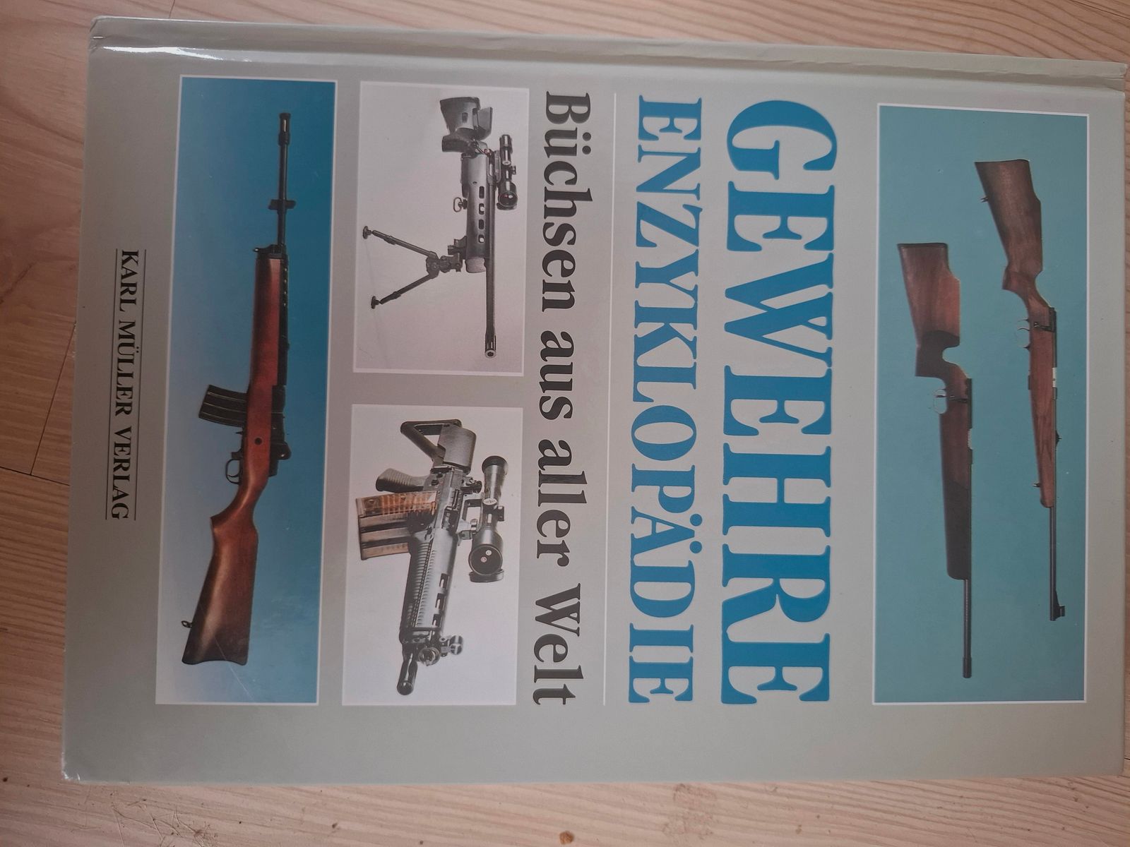 Konvolut aus verschiedenen Waffenbüchern