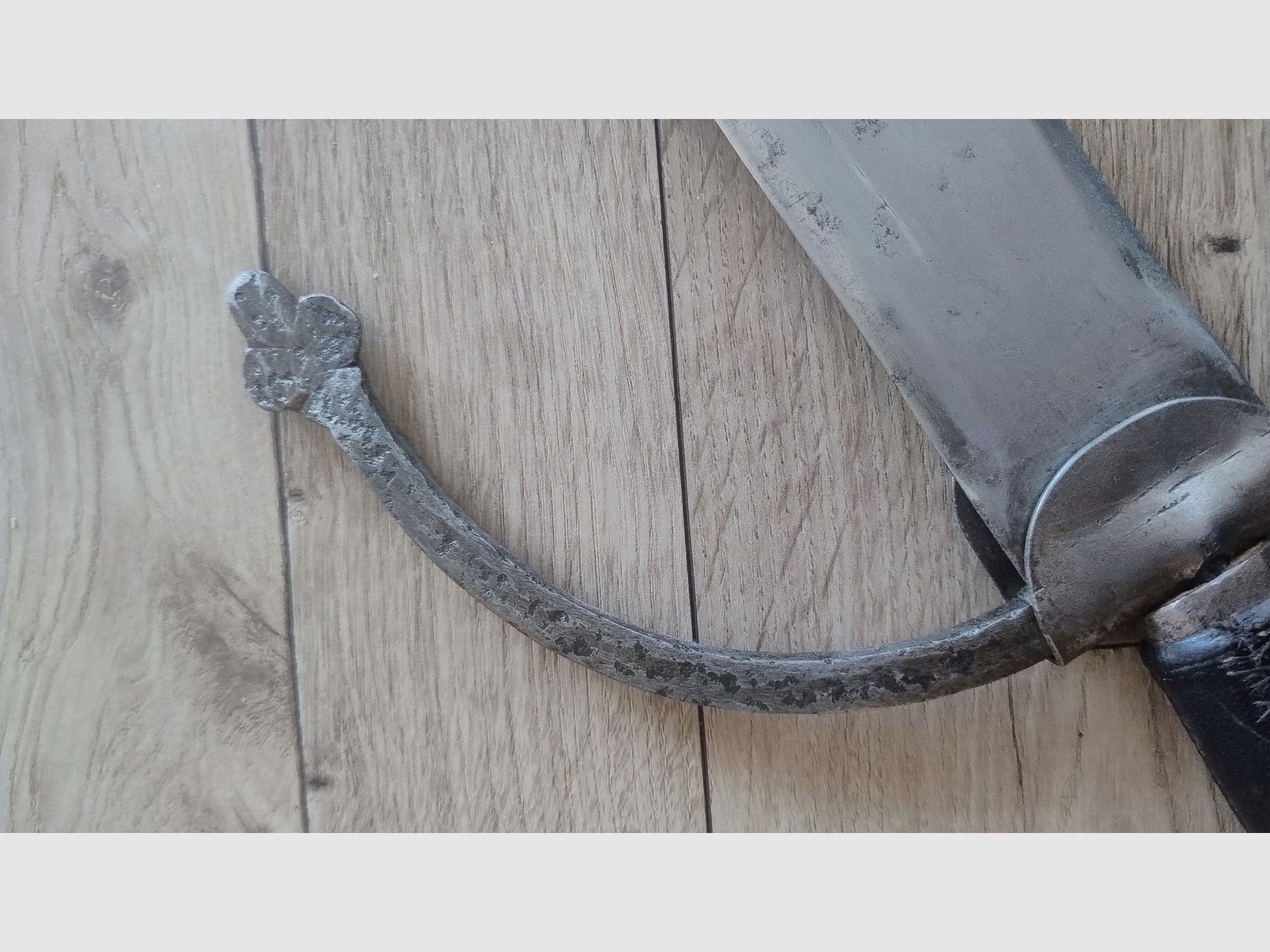 Historisch langzwaard ca. 1870–1900 – leren handvat – vernietigde knop – totale lengte 112 cm