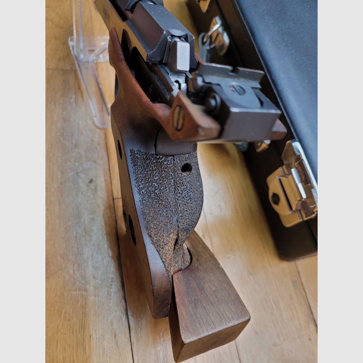 Sehr guter Pistol DES 69/U – Hergestellt in Frankreich von Unique in Hendaye – Kal. 22 LR – Verstellbarer anatomischer Schaft aus Nussbaum – Magazin 10 Schuss – Verstellbarer Abzug – Doppelte Bossette – Set von Gegengewichten – Vollständig aus bearbeitetem Stahl – Sehr guter Zustand, Bild 17 von 27