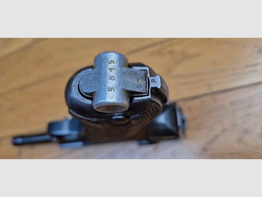 Rarissimo Luger P08 detto "Mauser Banner" – Arma di "Polizia" prodotta da Mauser nel 1942 – Calibro 9×19 – Una delle 25.165 armi di Polizia SS tipo Front Est – Una delle 5.550 contrassegnate "1942" con "Aquila+L" – Stato estetico e meccanico eccezionale – TBE+++, immagine 17 di 33