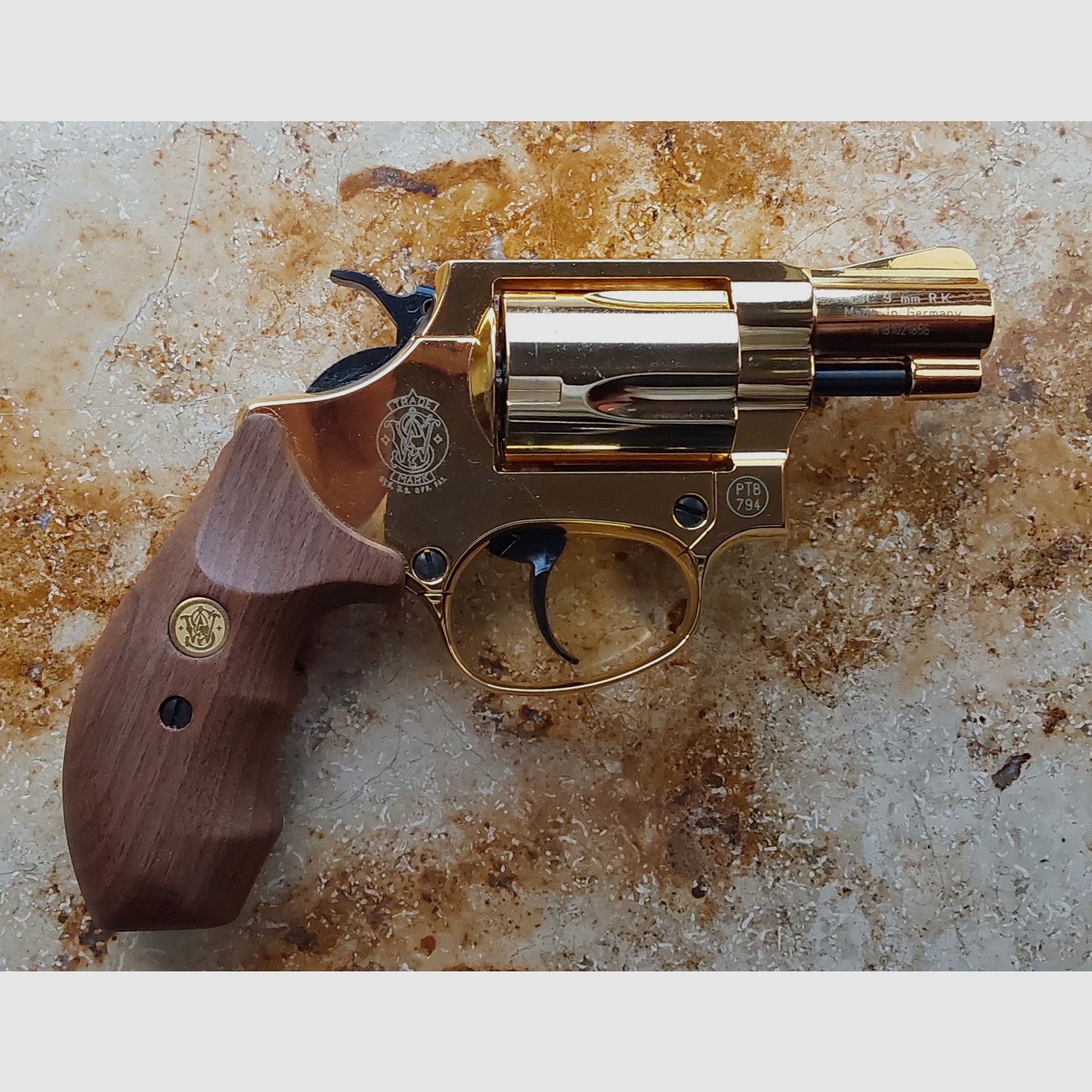 Chiefs Special Smith und Wesson 24-karatowe złocenie 9mm strzał ostrzegawczy