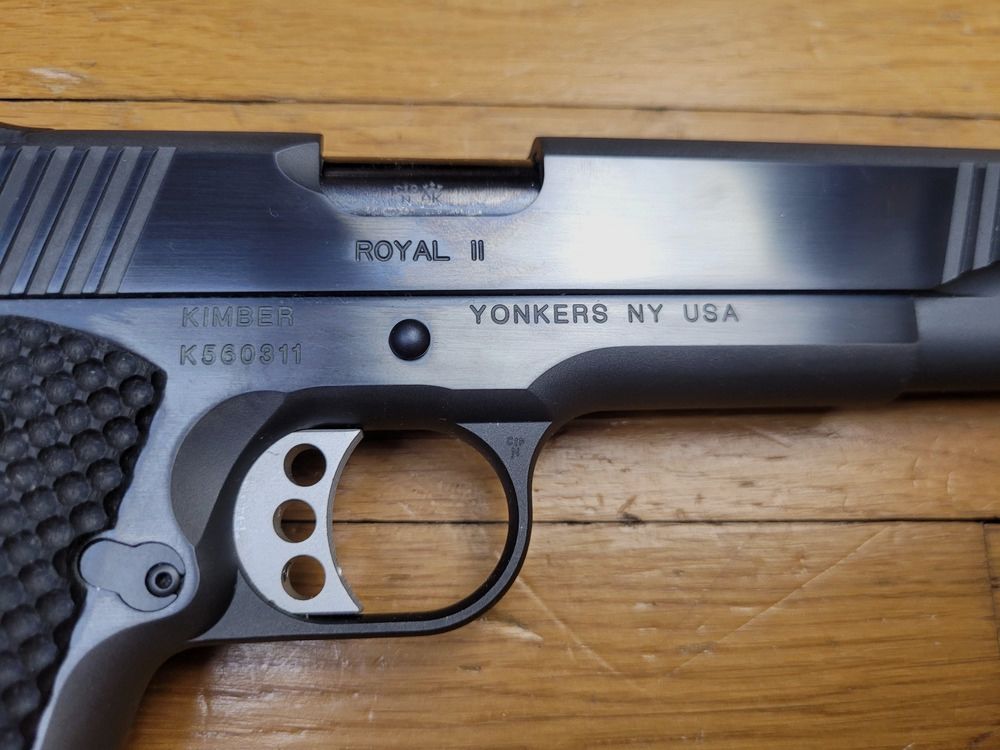 Superb Pistole Kimber Royal II Blau – Blue Charcoal Griffschalen – Kal.45 – Zusätzliche Aluplaketten zu den echten Knochenplaketten! – Leichter Hahn und Abzug – Extra große Beavertail – Vergrößerte Sicherungsbedienung – Serrationen vorne an der Schlitze – Der 1911 in seiner höchsten Form! – Originalkoffer mit allen Zubehörteilen, Dokumenten und Werkzeugen – Gebraucht im perfekten neuwertigen Zustand!, Bild 6 von 24