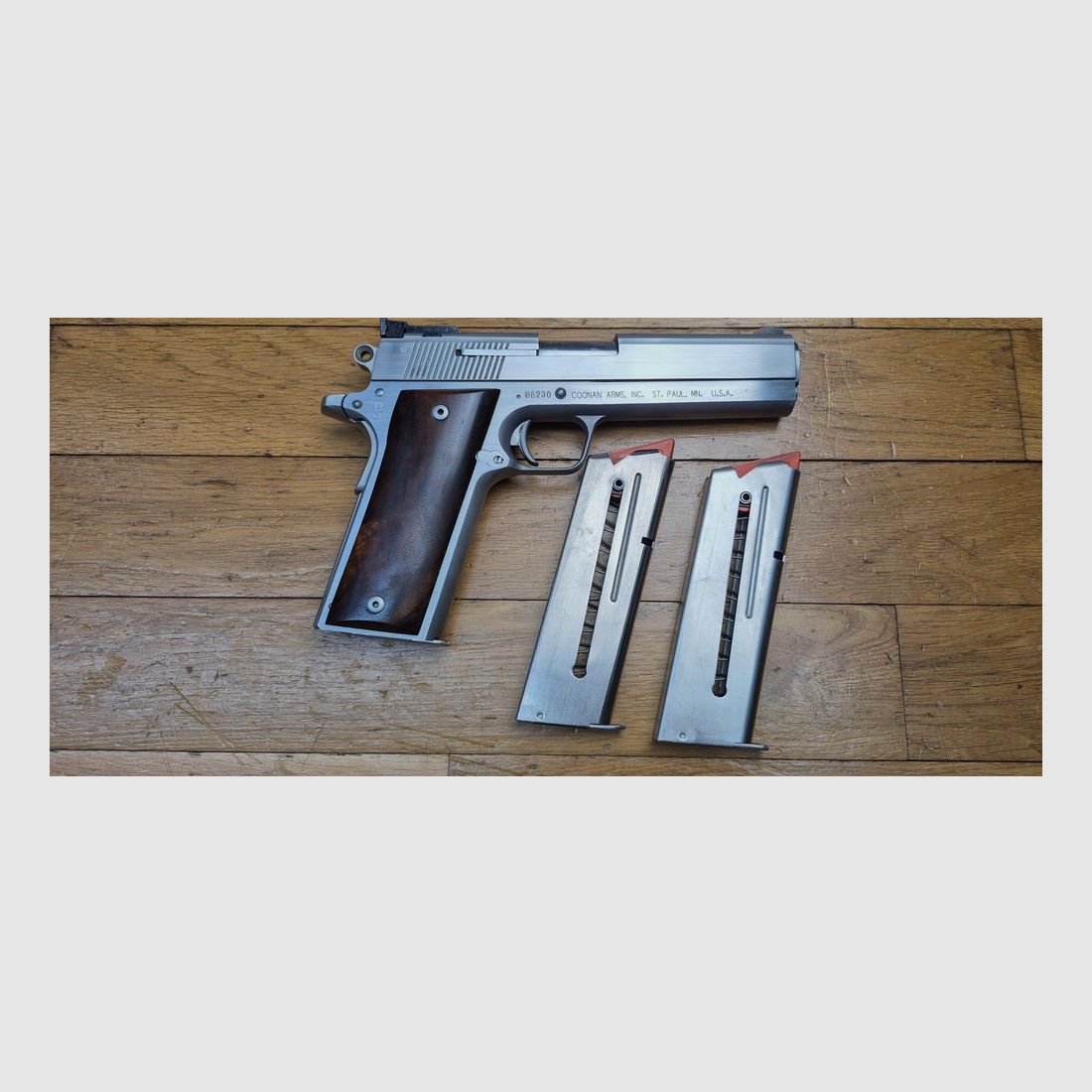 Außergewöhnliche Coonan « Classic » Version B – Seltene Selbstladepistole im Kal. 357 Mag – 7 Schuss +1 – Die beste Pistole im 357 Magnum – Waffe weit überlegen dem Desert Eagle in diesem Kaliber – Weniger als 10.000 Exemplare – Außergewöhnliche Waffe geliefert mit 3 Magazinen (!) – Herstellung aus außergewöhnlichem Stahl – Seltene und sehr gefragte Stück – Zustand nahezu neu! – TBE+/TBE++, Bild 1 von 27