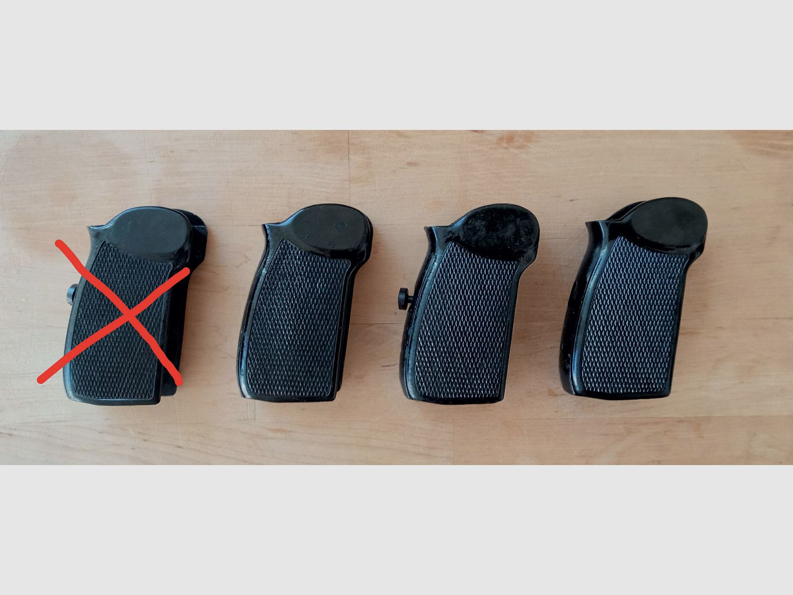 Schwarze Bakelit Griffschalen für DDR Polizei Pistole-M inkl. Schraube / Vintage Griff für ost-deutsche Makarov // 8 Schuss PM 9x18