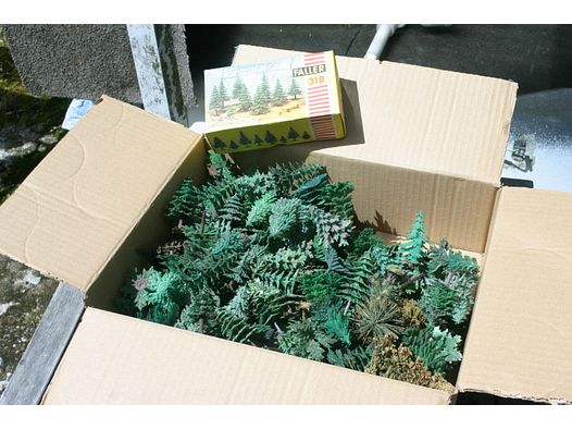 für Eisenbahnsammler ein Karton voll Plastikbäumen von einer H0-Anlage