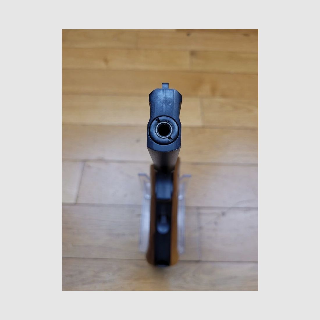 Beau Smith&Wesson mod 422 – calibre 22LR – en 4,5 pouces – tout acier – très belles plaquettes bois – ergonomie pour ceux préférant une crosse droite et classique – pour le stand comme pour le plaisir – TBE, image 16 sur 17