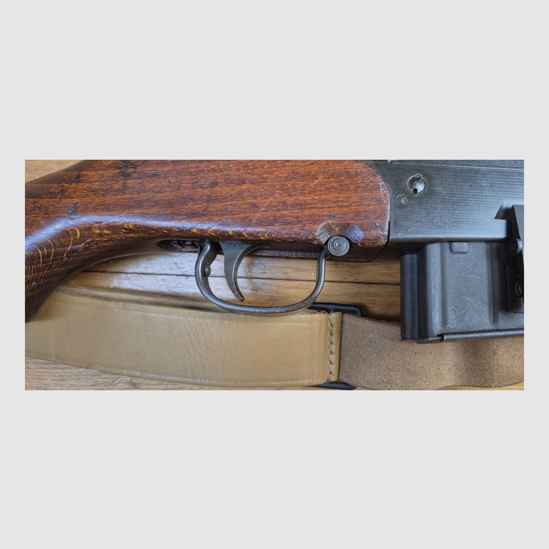 Mooie en zeer zeldzame semi-automatische shotgun MAS 49-56 – Origineel kaliber 7,5 x 54 MAS – Mythisch wapen – Zeer goede mechanische werking – Mooie loop met duidelijke groeven – Goede esthetische staat – twee 10-schots magazijnen – Nachtvuur- en blanco-vuurapparaat (zeldzaam) – Geweerriem – Zeldzaam wapen in uitstekende staat, afbeelding 7 van 35