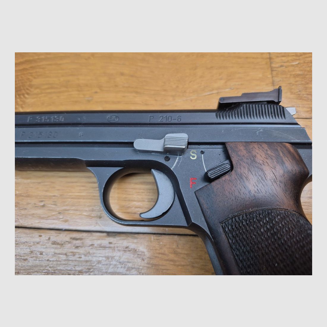 Très beau pistolet SIG P210-6 – Mythe du 9 para – Arme civile version sport du modèle militaire – Canon classique 120mm – Arme de 1995 – Bronzage excellent – Fonctionnement et canon de rêve – Boite d&rsquo;origine – Top collector – État TBE !, image 6 sur 21