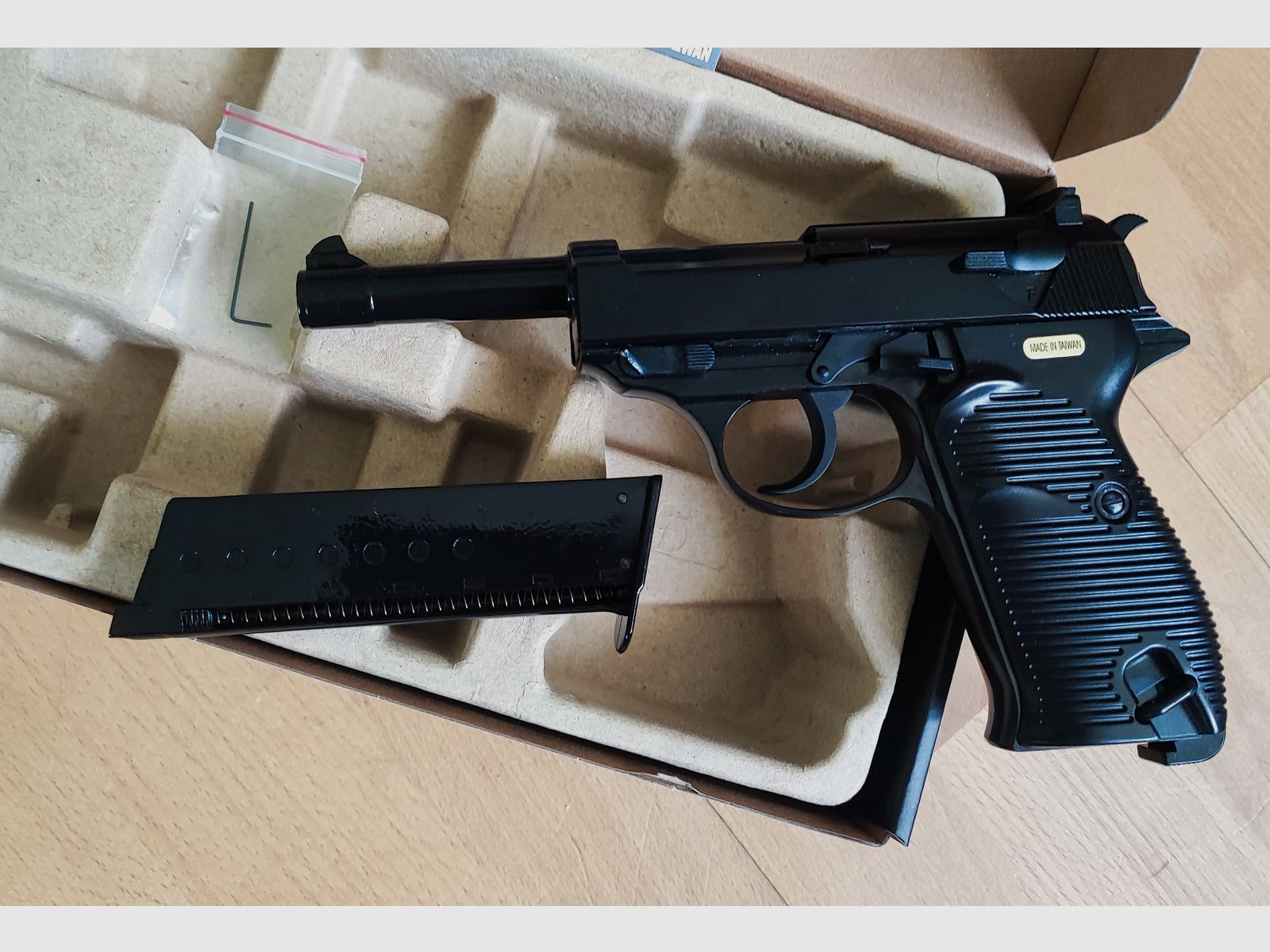 WE Walther P38 WW2 Full Metall GBB Airsoft Gun plus Zubehör