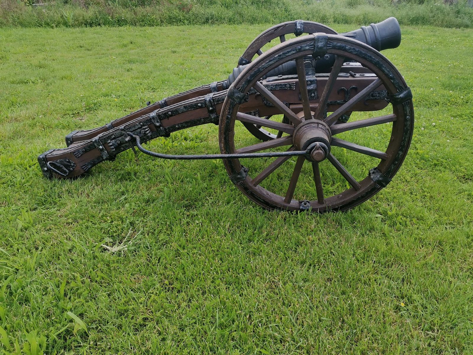 Grande canon XXL avec un artisanat de forge très élaboré et un nouveau canon à chargement par la bouche.