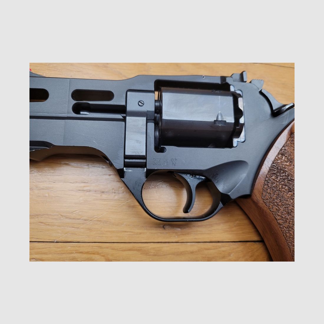 Féroce Rhinocéros von Chiappa – Revolver Modell 40DS – 6 Schuss 357 Magnum – 4 Zoll Lauf, ausgerichtet auf das untere Zimmer – hervorragende Zielgenauigkeit – ultraleicht – Zustand nahezu neu, Bild 14 von 15