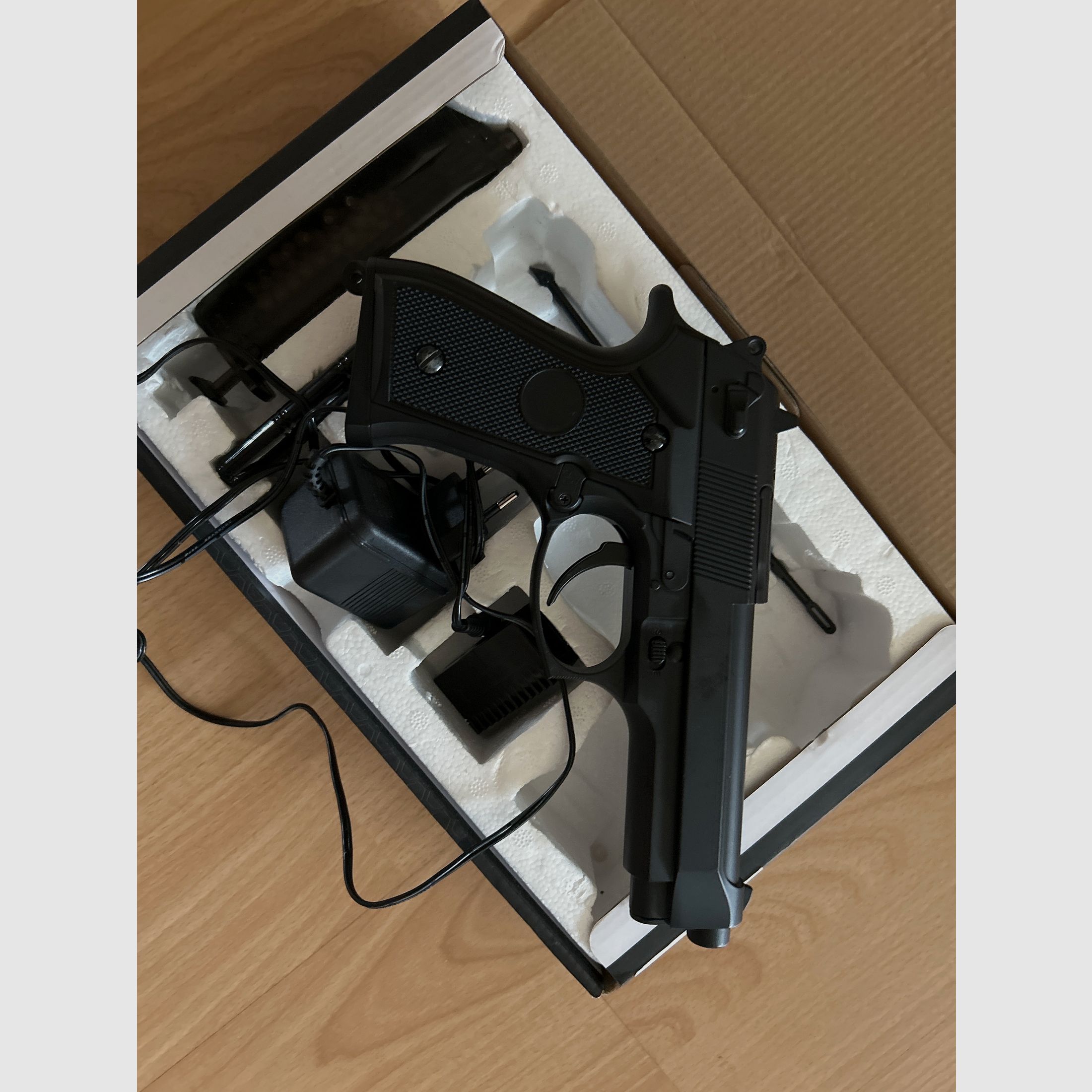 Pistola Airsoft CM. 126