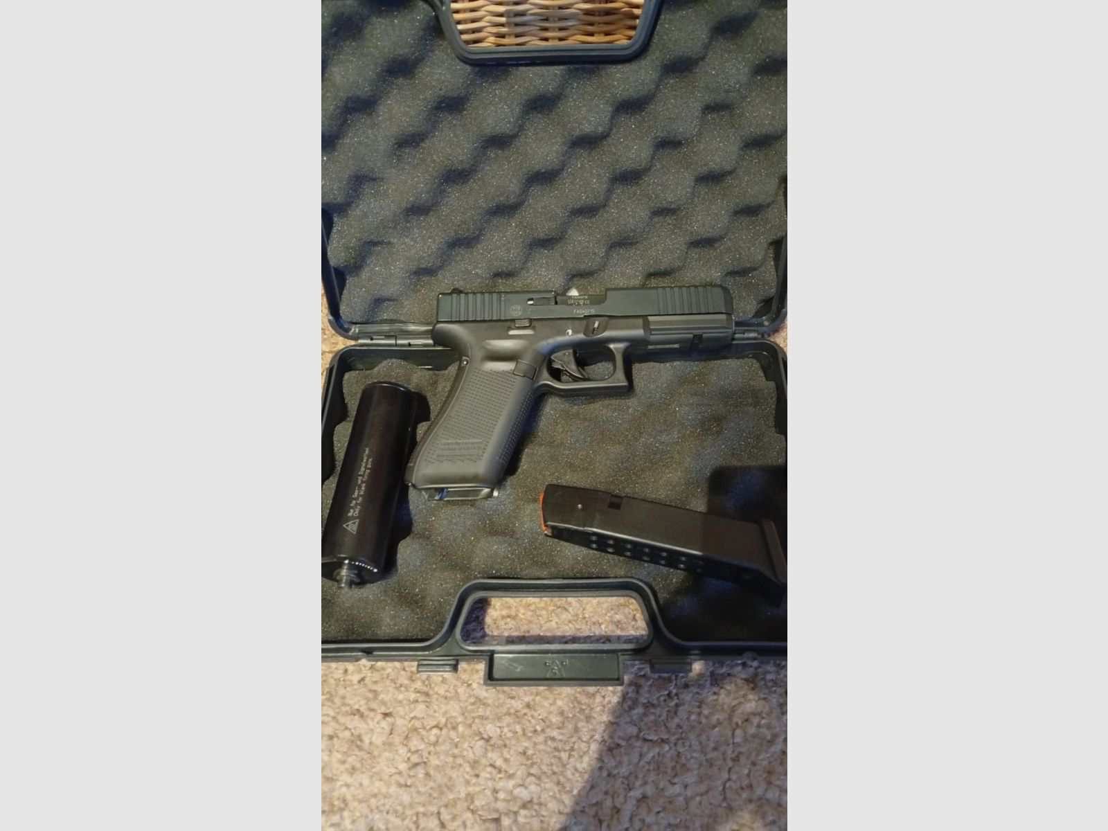 Glock 17 Gen5 Schreckschuss Pistole 9mm P.A.K. brüniert inkl. Umarex  Schalldämpfer und  Waffenkoffer