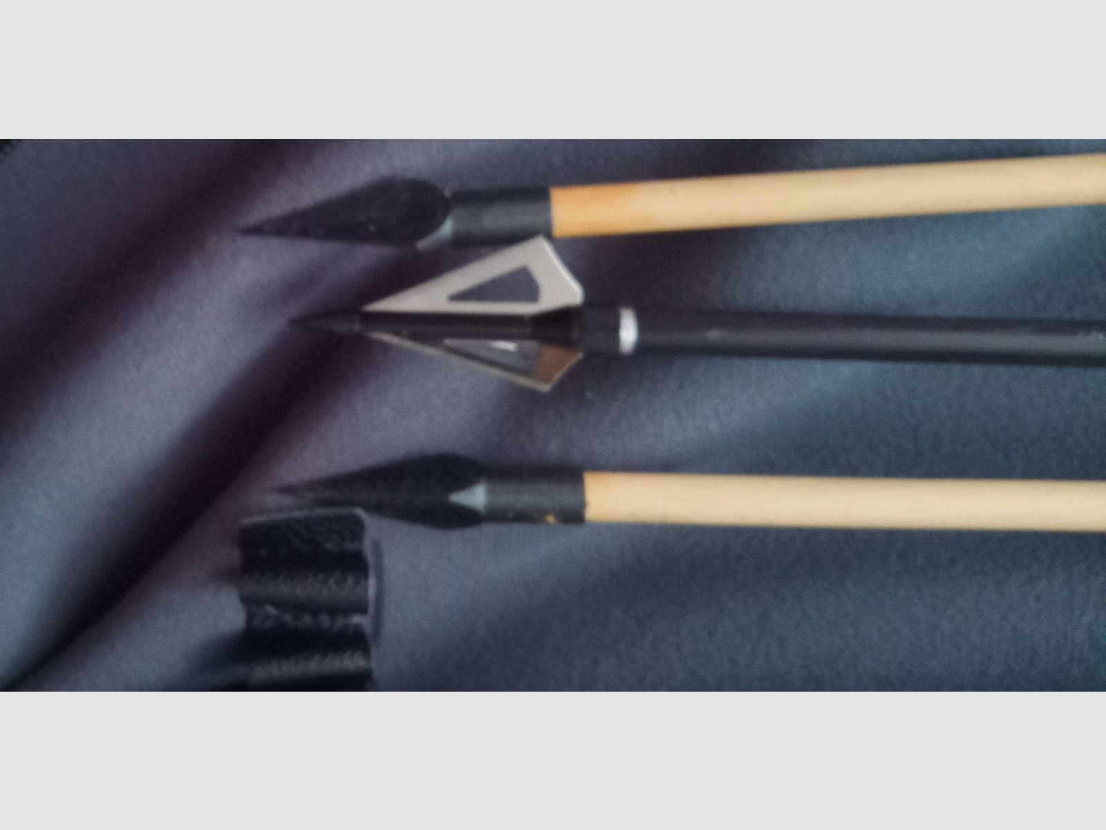 Langbogen mit Jagdpfeilen