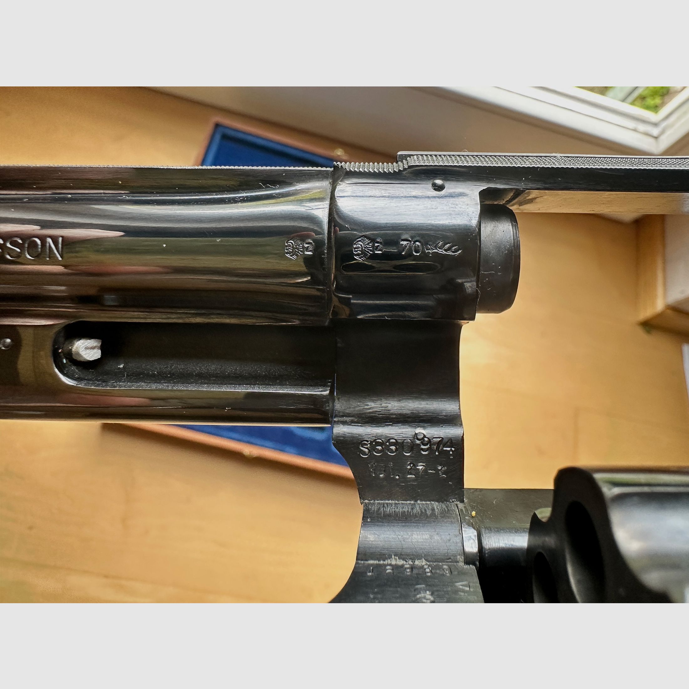 Smith & Wesson modèle 27-2 avec canon encastré et barillet rétracté