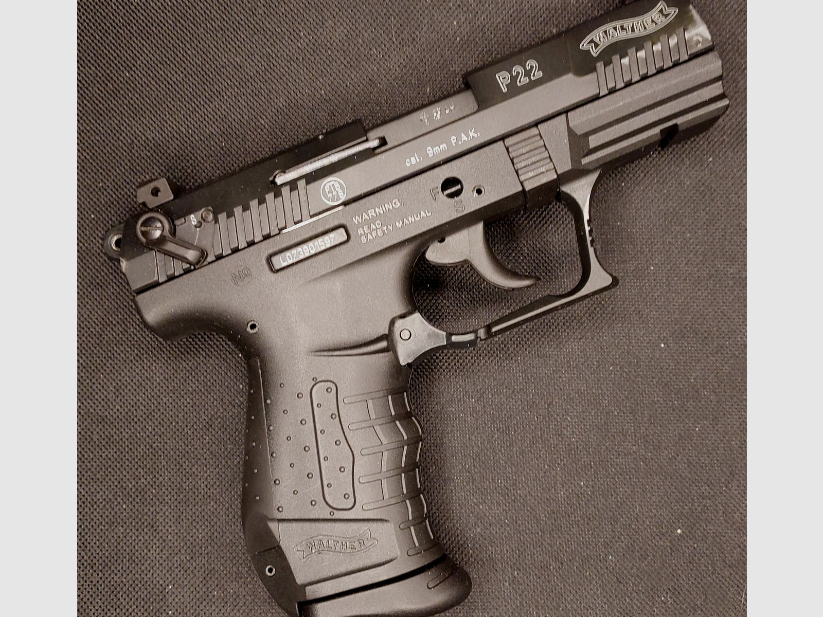 Walther P22 (P 22 Classic) Schreckschuss Pistole 9mm P.A.K. schwarz (PTB 778) mit Swiss Arms Gürtelholster