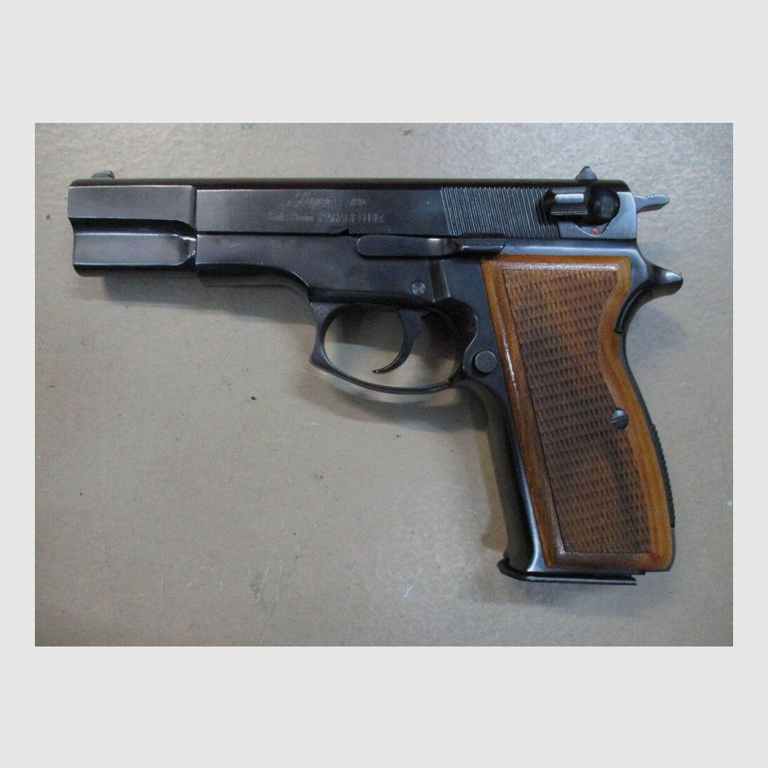 Pistolet 9 mm Luger, Luger M90, reproduction du FN High Power Luger, image 2 sur 2