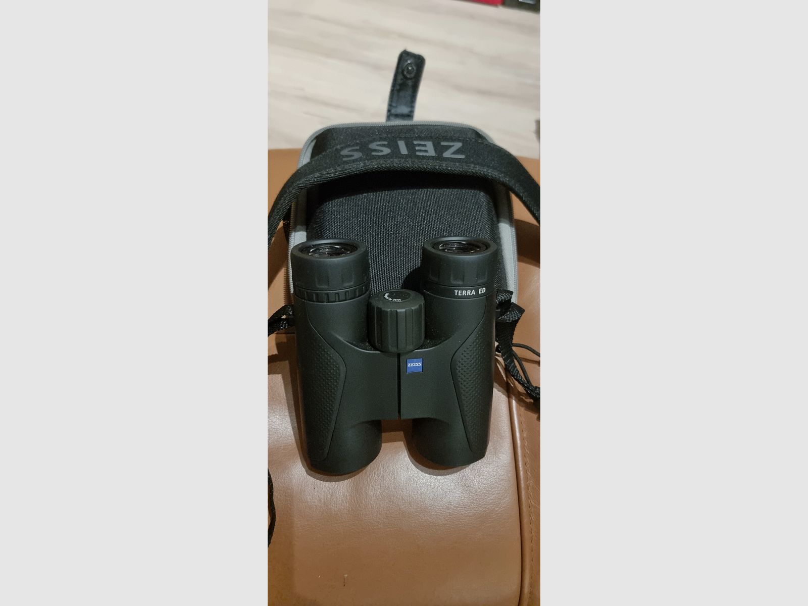 Binoculars Zeiss Terra ED 10x42