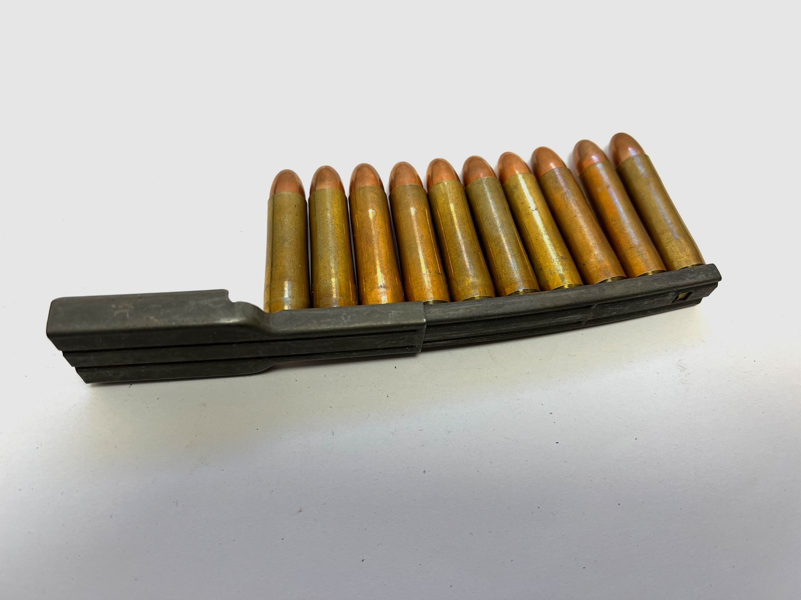 ••• US M1 .30 Carbine Ladestreifen mit Ladehilfe + 10 Stk. .30 Carbine Dekopatronen •••
