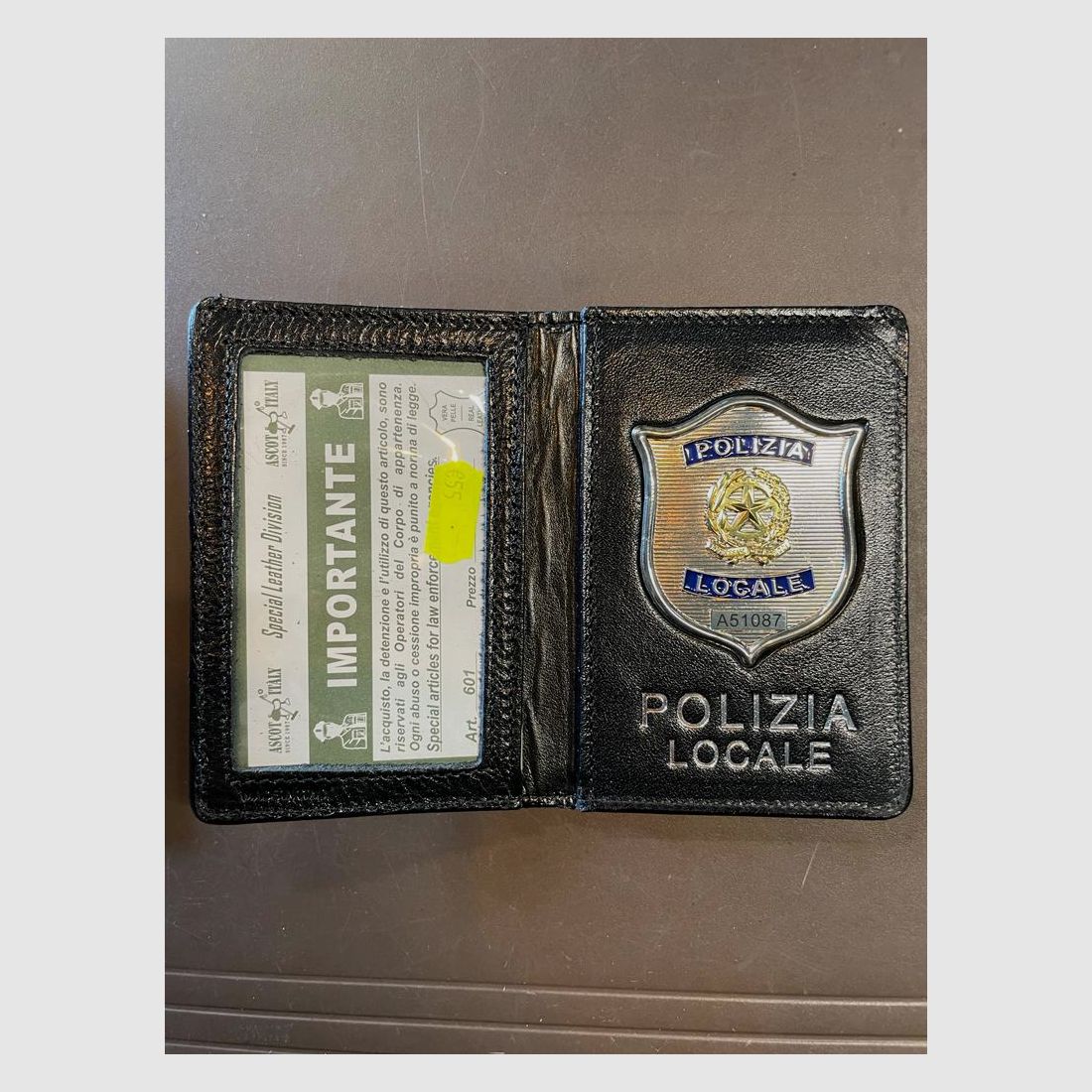 Geldbörse und Ausweisetui mit Abzeichen der Kommunalpolizei, Bild 2 von 2