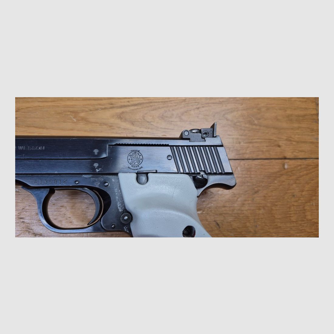 Wunderschöne Smith&Wesson Mod.41 Pistole – Kal. .22LR – Ganz aus echtem Stahl – 100% Brünierung – Waffe von 1971 – Mechanik und Lauf erstklassig – Eine der niedrigsten Handfeuerwaffen, die je hergestellt wurden – Zwei Griffsets – Zwei Magazine – Sehr guter Zustand Sup. – TBE++, Bild 24 von 28