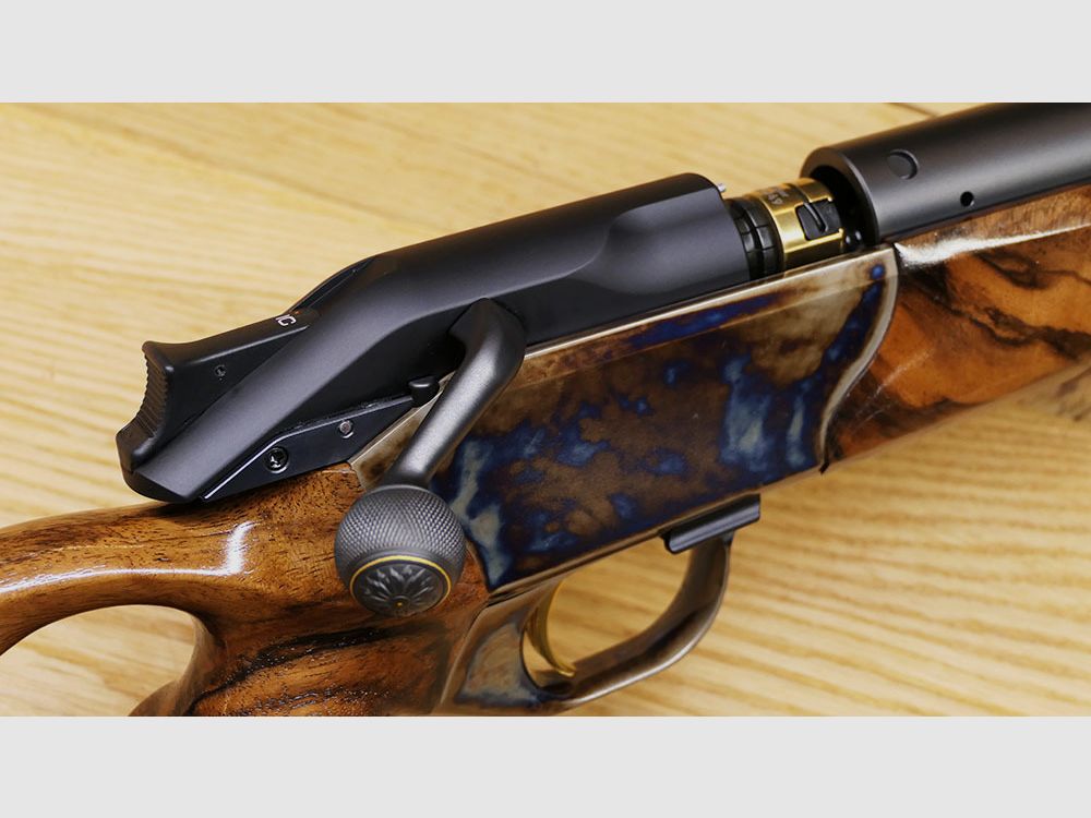 Blaser R8 mit Bunthärtung / Stahlsystem / kannelierter Lauf .308 / Stahlkugel gerändelt mit Blume und Goldlinie / goldener Verschlusskopf /  TRAUM AUS HOLZ & STAHL