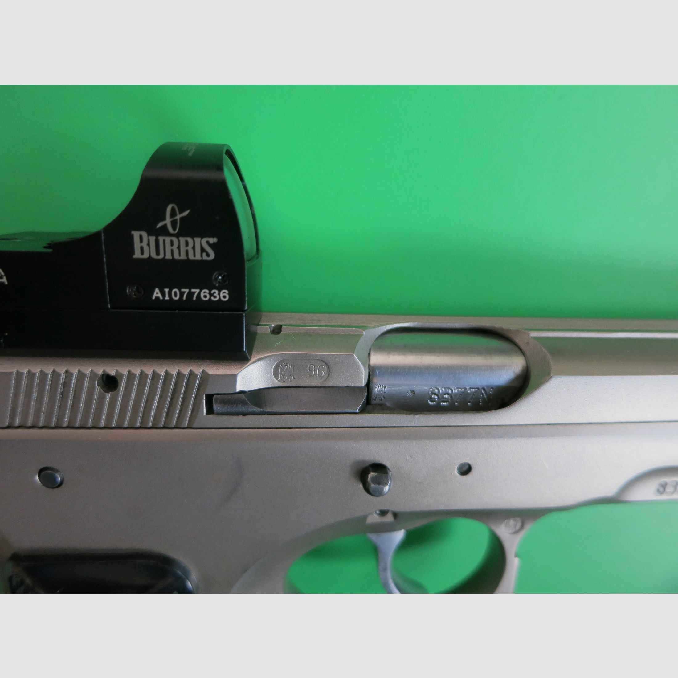 Brünner CZ75 B OMEGA en acier inoxydable ou ČZ 75 (Česká zbrojovka), pistolet semi-automatique, Cal. 9×19 + Burris Fastfire       #90