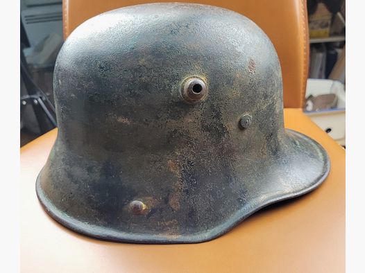 Sehr schöner deutscher Stahlhelm 1. Modell 1916 – frühe hohe Form – sehr schöner, absolut kompletter Innenhelm – gute originale Kinnriemen des Modells 1895 – Reste von Tarnung – Sehr schönes Stück in TBE