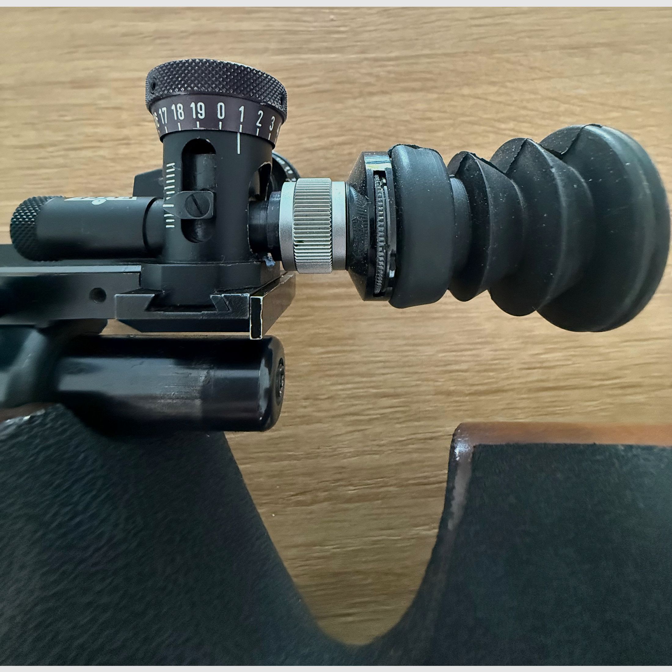 Weihrauch HW60M, carabine de match en calibre .22Lf.B. avec optique de visée : Elite 201