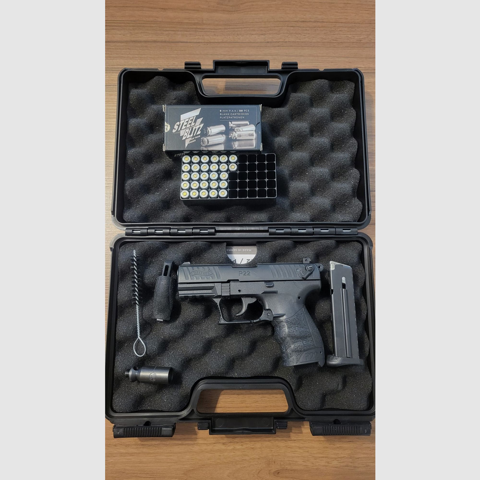 Walther P22 Schreckschusspistole 9 mm P.A.K. + 2 Holster + Munition + Koffer