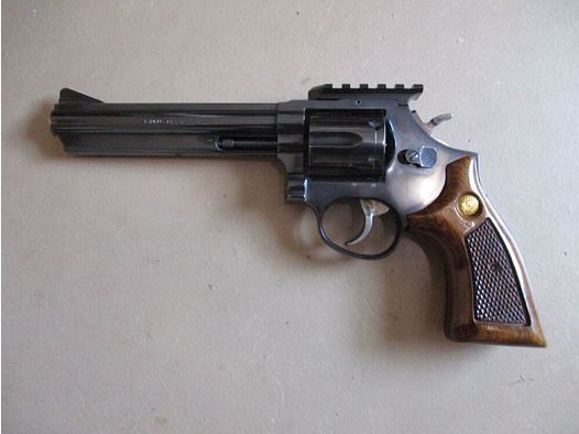 Revolver Taurus .357 magn 6 Zoll mit Weigand Weaver Schiene und Visier