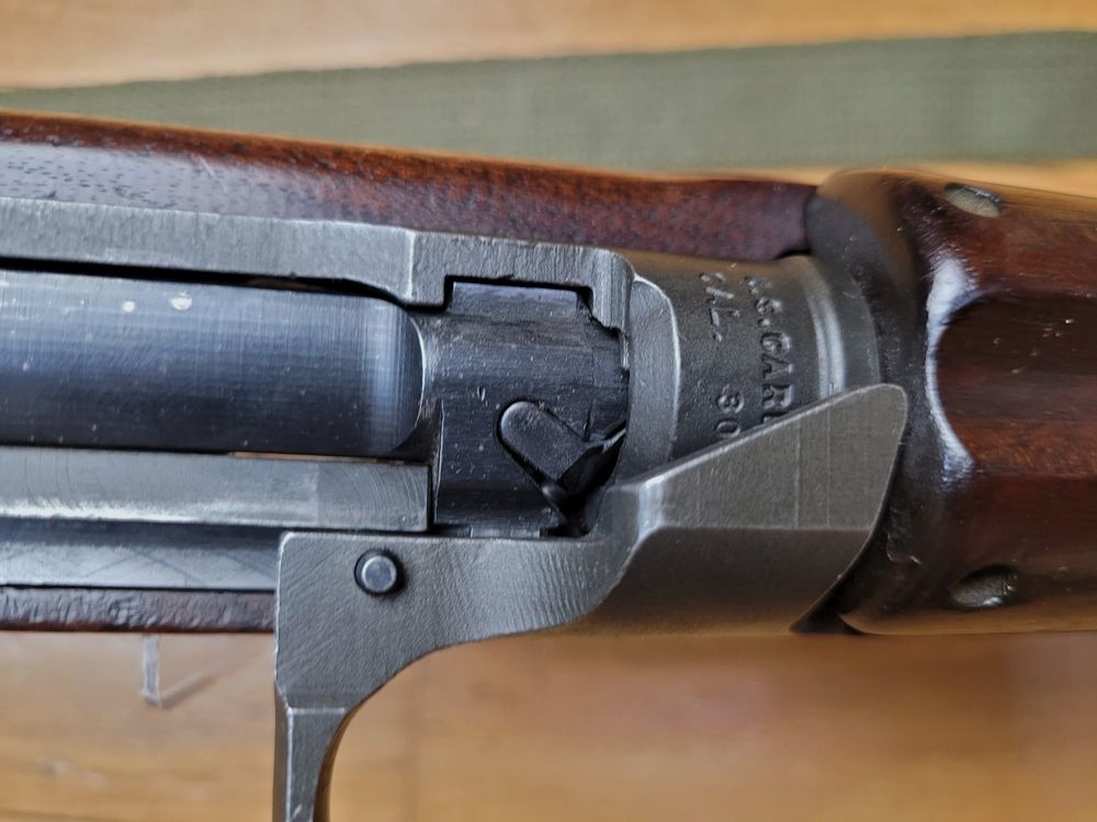 Seltene USM1 Büchse in Originalkonfiguration 2. Weltkrieg – Kal. .30 M1 ebenfalls original – Herstellung INLAND von Januar 1944 – Aus dem Jeep gefallen! – 2 Magazine 15 Schuss in Tasche von 1943 – Gewehrriemen – Sehr guter mechanischer und ästhetischer Zustand – Seltene Originalkonfiguration und in TBE+!, Bild 18 von 35