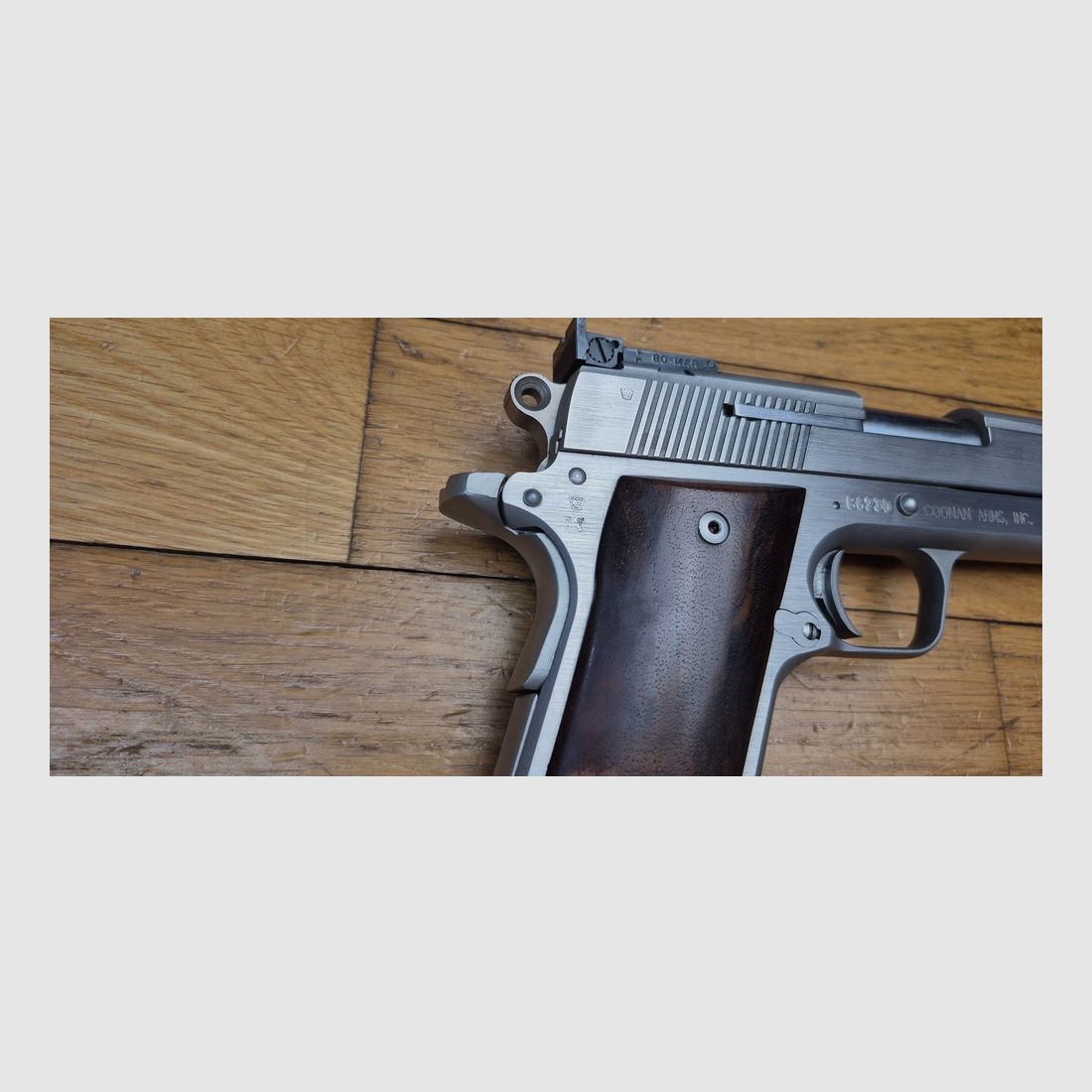 Eccezionale pistola Coonan « Classic » versione B – Rara semiautomatica in cal. 357 Mag – 7 colpi +1 – La migliore delle pistole in 357 Magnum – Arma di gran lunga superiore al Desert Eagle in questo calibro – Meno di 10.000 esemplari – Arma eccezionale fornita con 3 caricatori (!) – Fabbricazione in acciaio senza pari – Pezzo raro e molto ricercato – Condizioni quasi nuove! – TBE+/TBE++, immagine 4 di 27